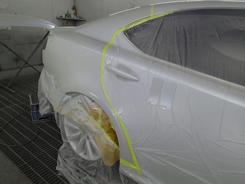 レクサスＩＳ　右リヤフェンダー・リヤバンパー修理塗装の写真