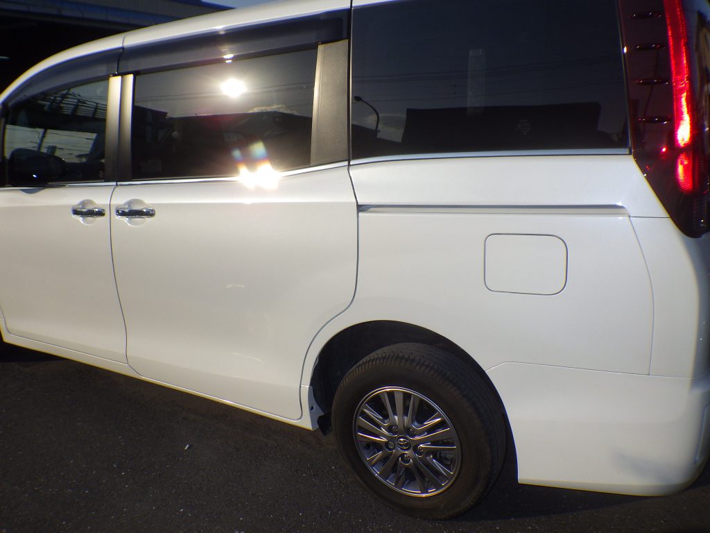 エスクァイア　左スライドドア交換・リヤバンパー修理塗装の写真